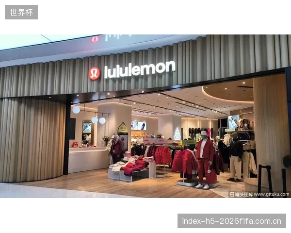 Lululemon在上海以城市快闪瑜伽课的形式,延伸了其高端社区的零售边界 Lululemon在上海以城市快闪瑜伽课的形式,延伸了其高端社区的零售边界